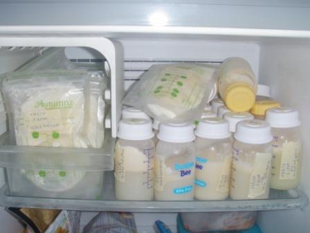 Как хранить сцеженного грудное молоко